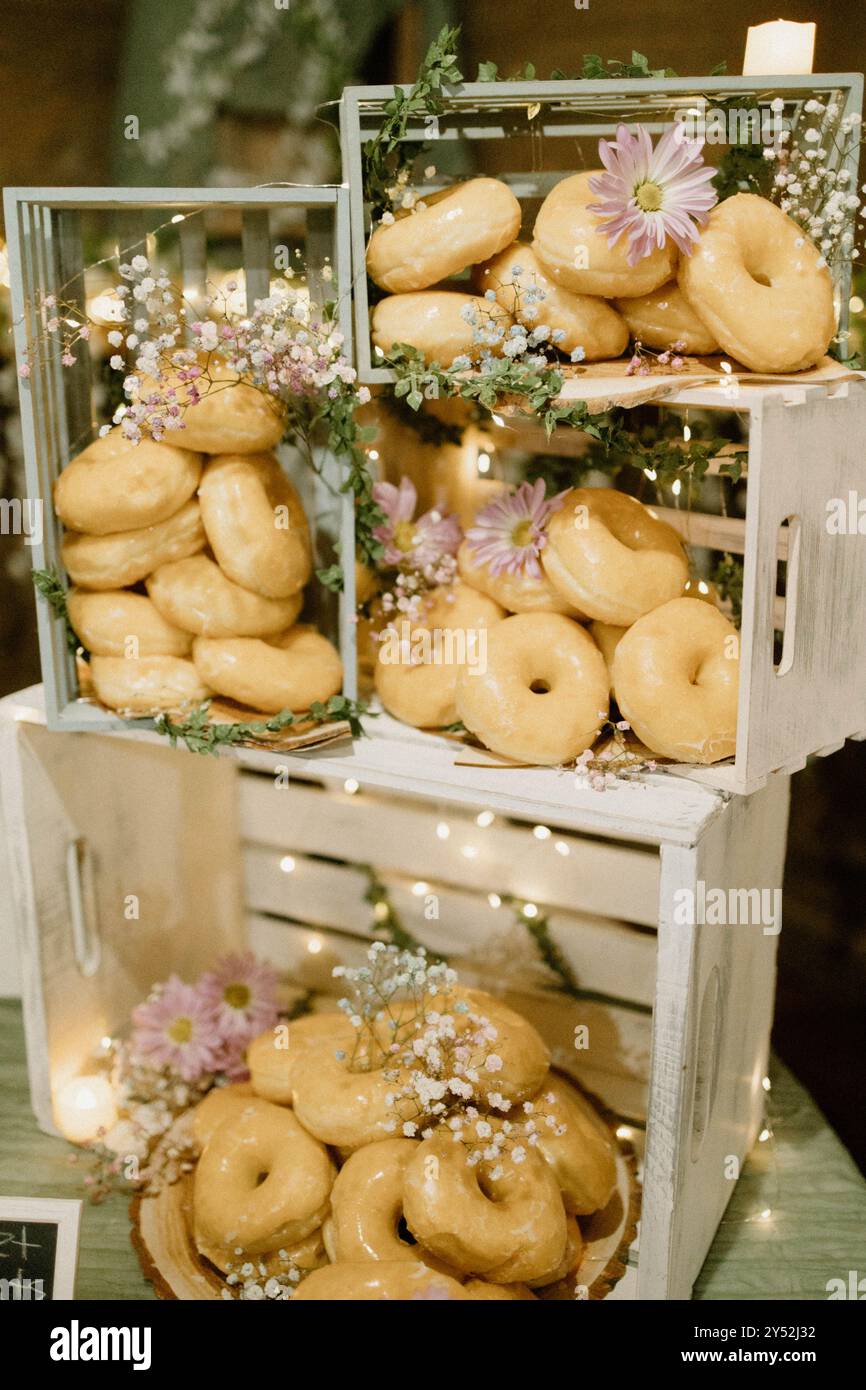 Donut-Display mit Blumendekoration Stockfoto