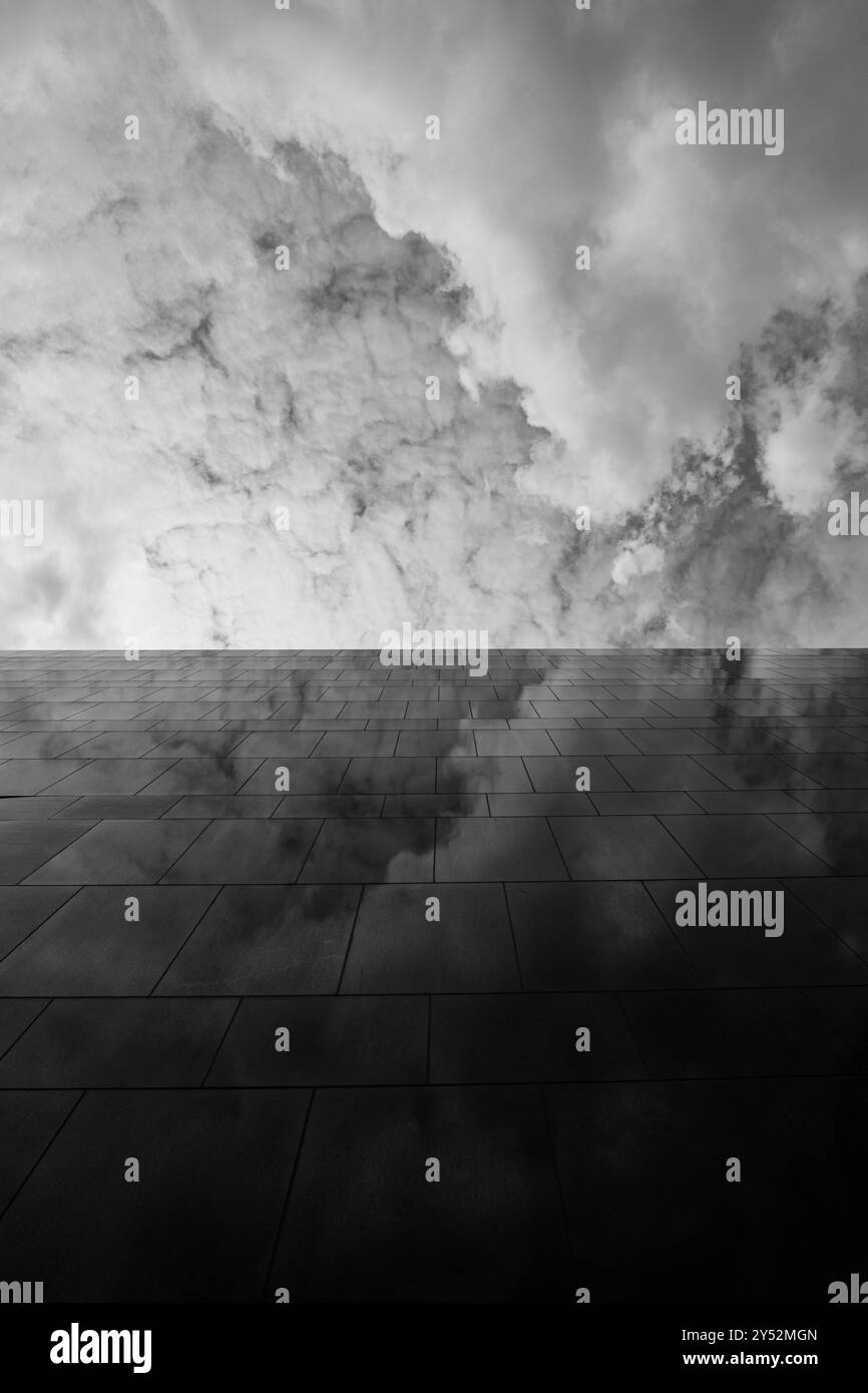 Reflexion des Himmels und der Wolken auf einem modernen Gebäude Stockfoto