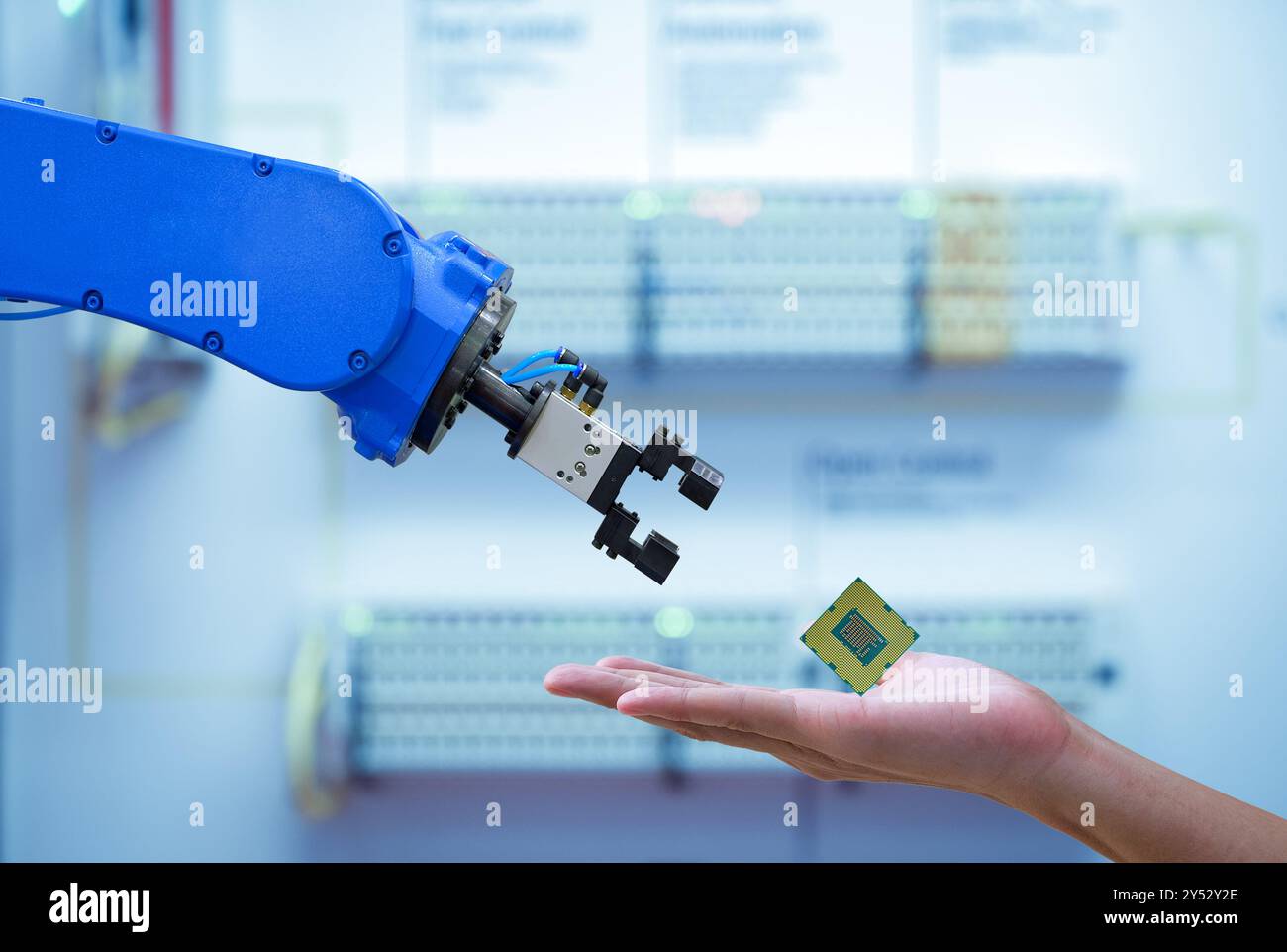 Close-up-Prozessor für CPU-Chipsätze zur Hand Mensch für den Versand an Automatisierungsroboter zur Effizienzsteigerung für die Arbeit in Smart Factory Stockfoto