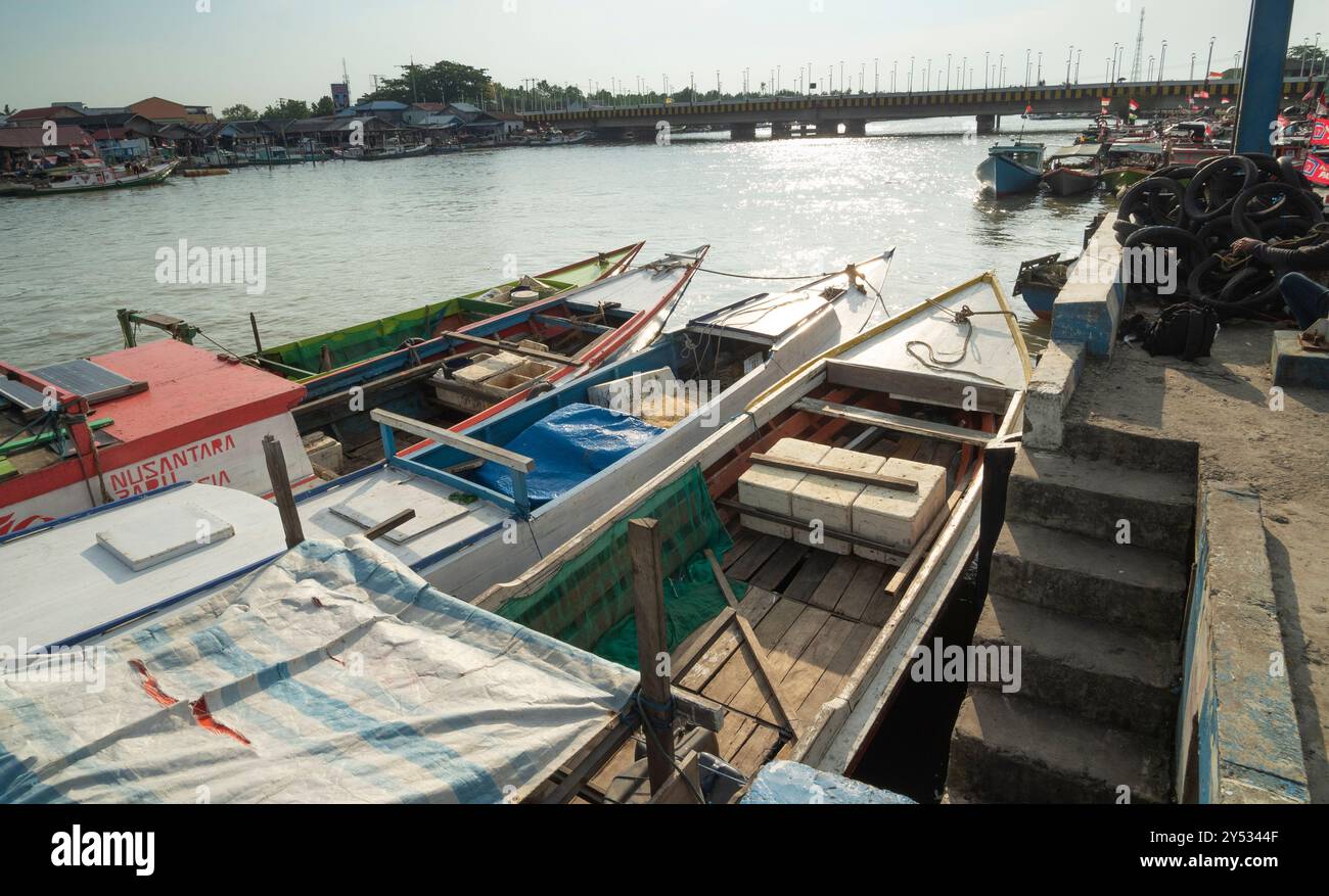 Das Fischerboot legt am Nachmittag nach Beendigung der Segeltour an Stockfoto