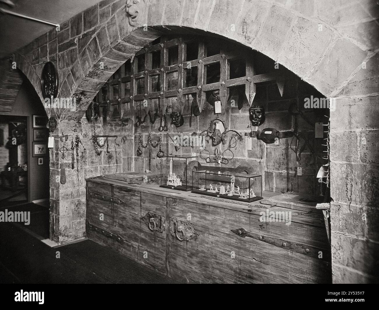 Wellcome Historical Medical Museum, Wigmore Street, London: Eine Ausstellung von Folterinstrumenten und Vorrichtungen zur Zurückhaltung von Wahnsinnigen. Stockfoto