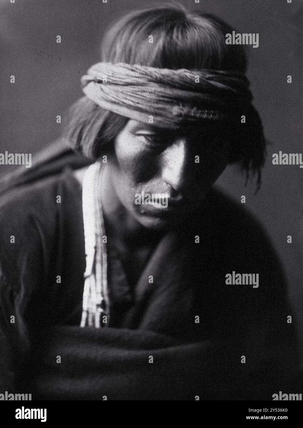 Ein Navajo-Medizinmann. Foto von Edward S. Curtis, 1904. Curtis, Edward S., 1868-1952. Datum: 1904 Stockfoto
