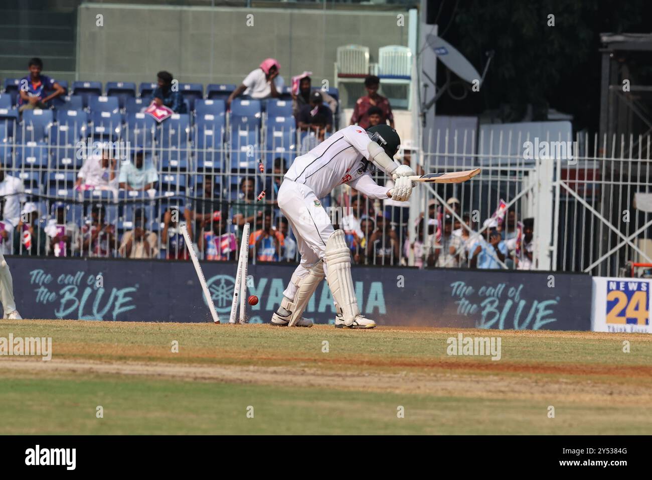 20. September 2024, M A Chidambaram Stadium, Tamil Nadu, INDIEN: Bangladesh Tour of India 2024: 1. Test - 2. Tag. Indien V Bangladesch :. In Aktion Bumrah zu Taskin Ahmed, raus Bowling!! Darum ist Bumrah so besonders. Ein Allzeithoch schon und im Kampf um die ZIEGE. Taskin Ahmed b Bumrah 11(21) [4s-1] (Bild: © Seshadri Sukumar/ZUMA Press Wire) NUR ZUR REDAKTIONELLEN VERWENDUNG! Nicht für kommerzielle ZWECKE! Stockfoto