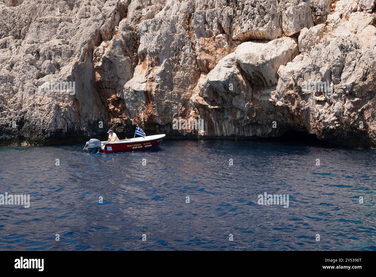 Kastellorizo ​​island, Dodekanisos, Griechenland - 6. August 2024: Das Boot mit den blauen Höhlen befindet sich direkt vor der Höhle Stockfoto