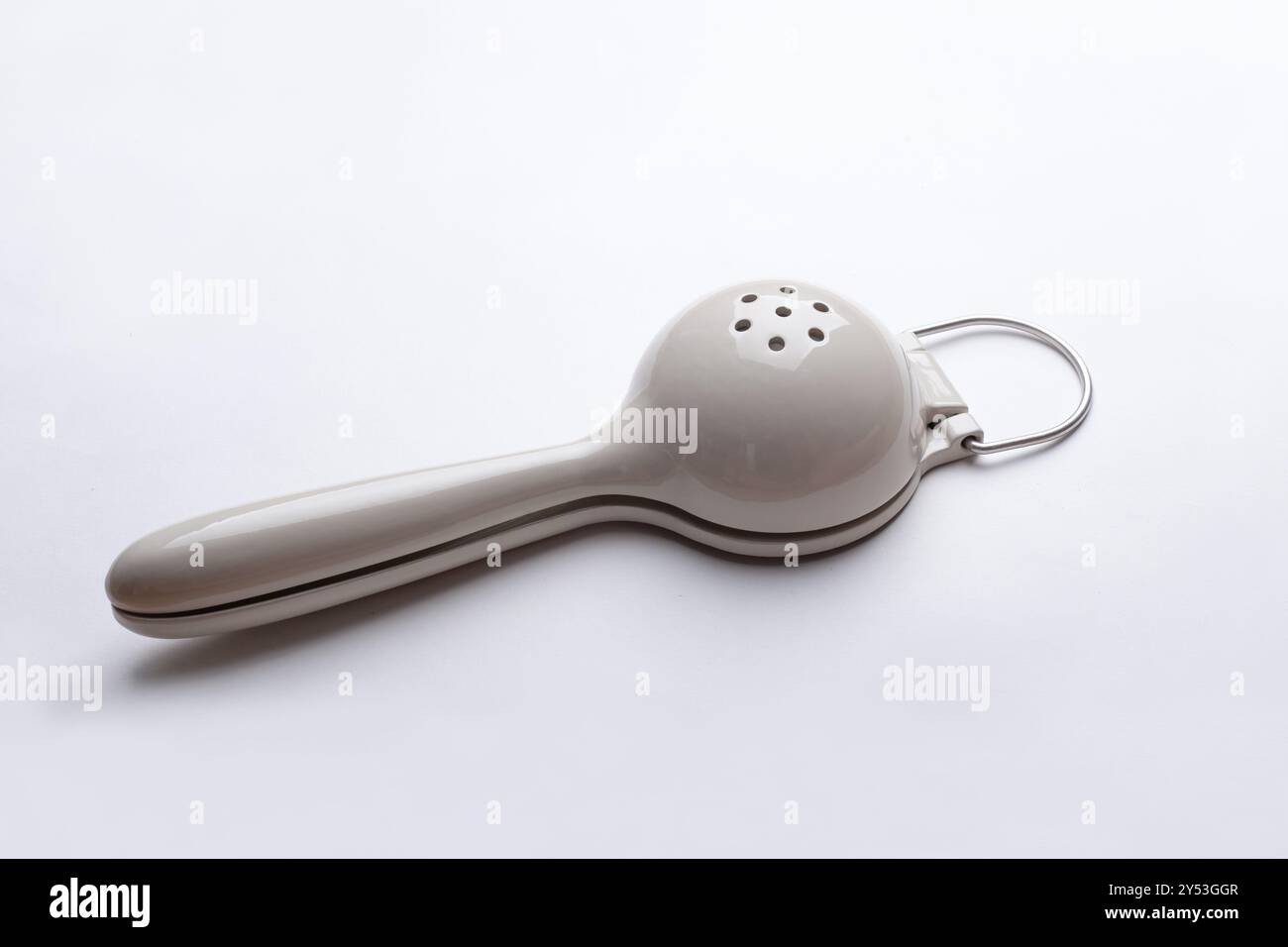 Zitronenpresse. Bar-Ausrüstung. Isoliert auf weißem Hintergrund. Leeres Leerzeichen für Text. Barkeeper-Tool. Stockfoto