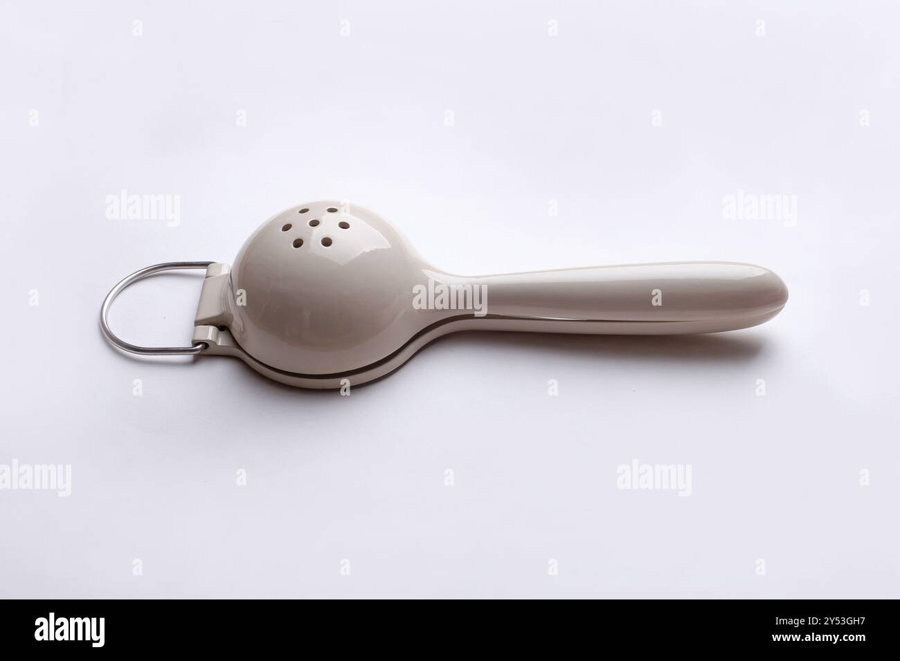 Zitronenpresse. Bar-Ausrüstung. Isoliert auf weißem Hintergrund. Leeres Leerzeichen für Text. Barkeeper-Tool. Stockfoto