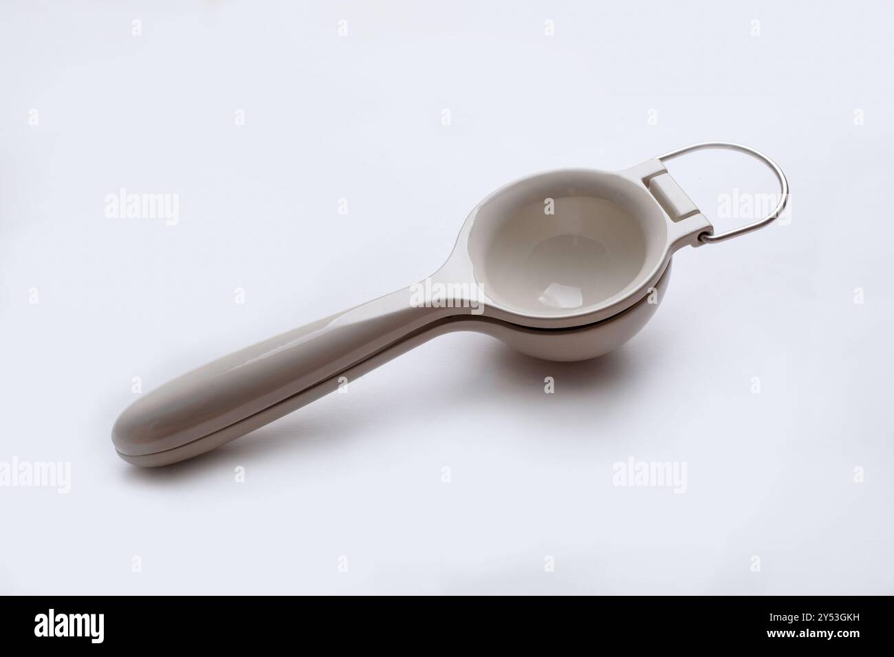 Zitronenpresse. Bar-Ausrüstung. Isoliert auf weißem Hintergrund. Leeres Leerzeichen für Text. Barkeeper-Tool. Stockfoto