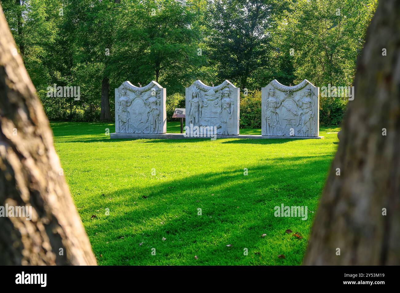 Toronto, Kanada - 14. September 2024: Drei alte dekorative Steinstrukturen im Guild Park und in den Gärten. Stockfoto
