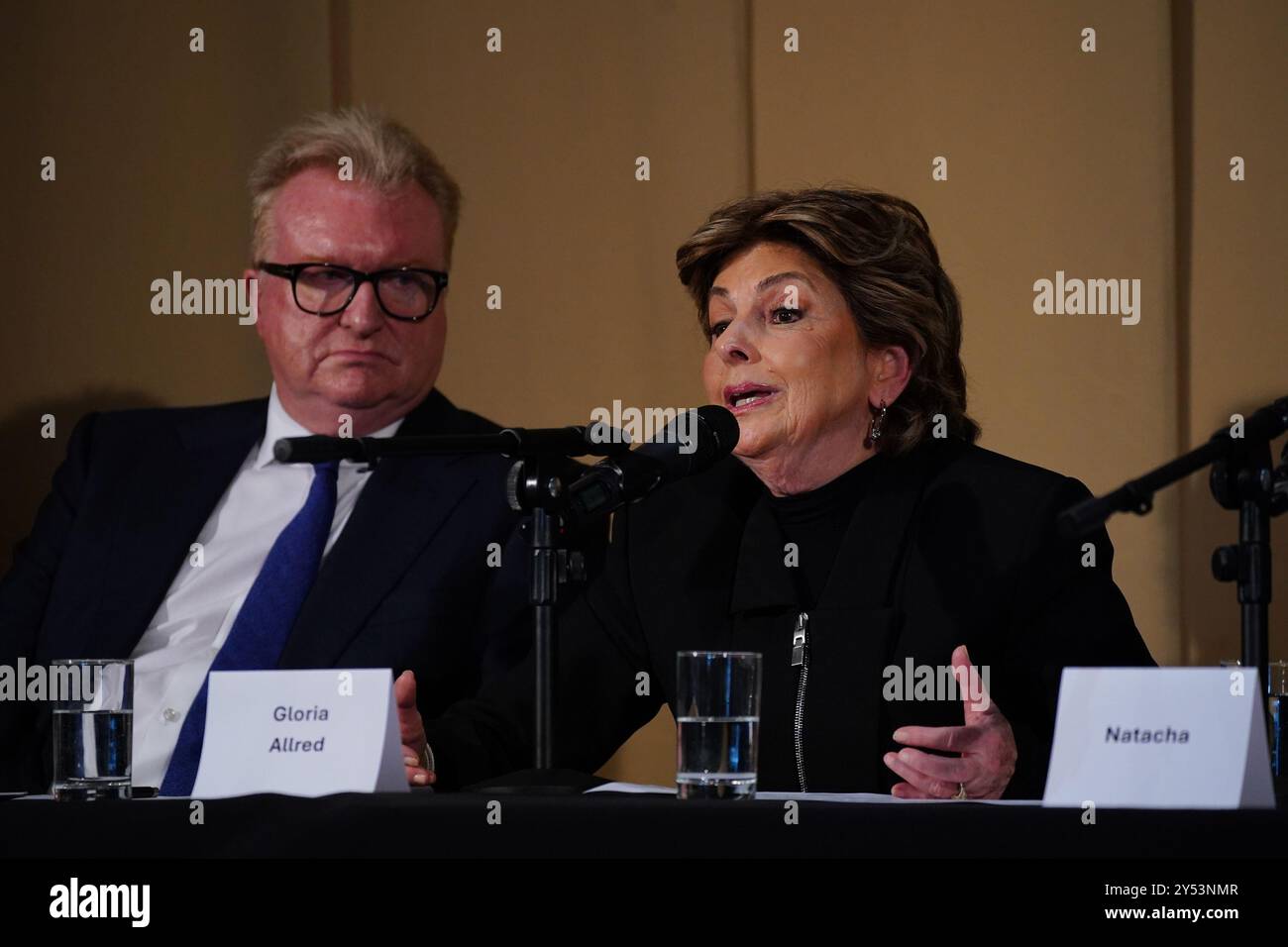 Mitglieder des juristischen Teams, Dean Armstrong KC und die US-amerikanische Anwältin Gloria Allred, die in Al-Fayed: Predator at Harrods auf einer Pressekonferenz über ihre Beteiligung an der Untersuchung und die Klage gegen Harrods wegen Versäumnis, ein sicheres Arbeitssystem für ihre Mitarbeiter bereitzustellen, im Kent House in Knightsbridge, London, berichteten. Bilddatum: Freitag, 20. September 2024. Stockfoto