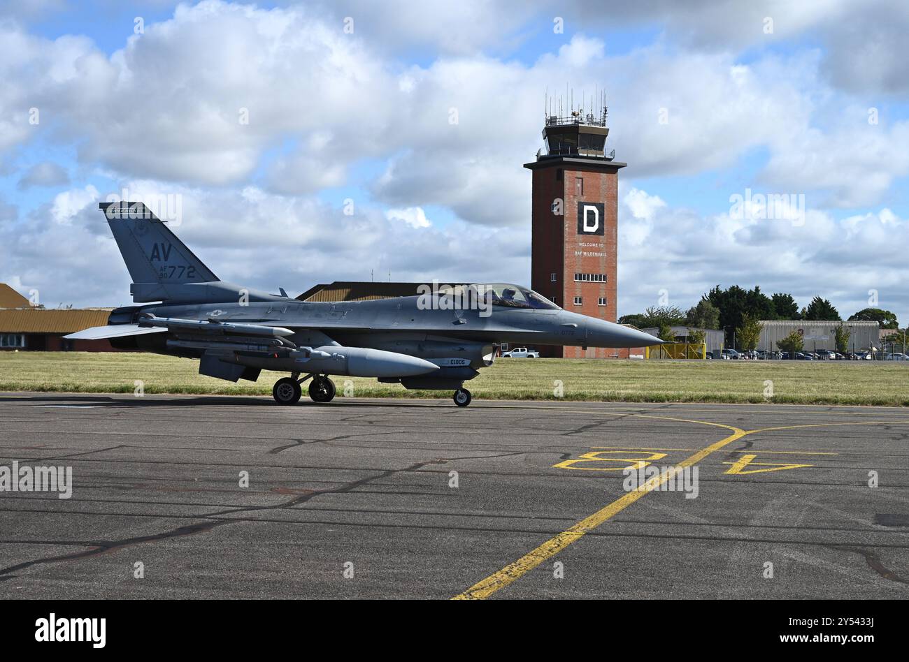 Ein F-16 der US Air Force, der Falke der 555th Fighter Squadron, Aviano Air Base, Italien, fährt mit dem Taxi zur Landebahn, um den Start für vorzubereiten Stockfoto