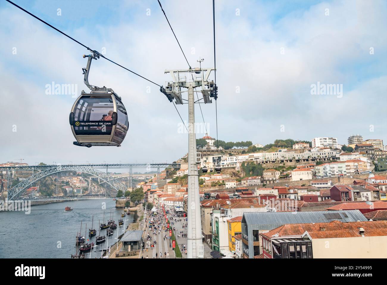 Über Porto in der Nähe des Flusses befindet sich eine Seilbahn. Die Seilbahn befördert Passagiere. Stockfoto