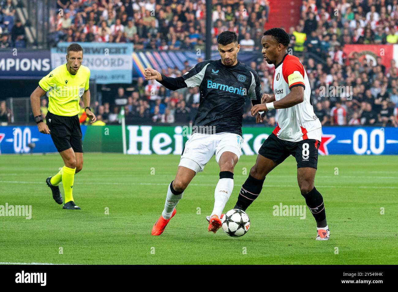 19.09.2024, Fussball: UEFA Champions League, Saison 2024/2025, Spieltag 1, Feyenoord Rotterdam - Bayer 04 Leverkusen im Stadio de Kuip in Rotterdam. ZWEIKAMPF zwischen Martin Terrier (Bayer 04 Leverkusen, #11) und Quinten Timber (Feyenoord Rotterdam, #08). Foto: Kirchner-Media/TH Stockfoto