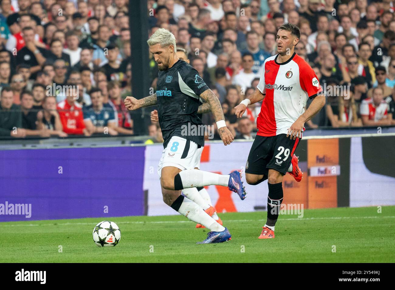 19.09.2024, Fussball: UEFA Champions League, Saison 2024/2025, Spieltag 1, Feyenoord Rotterdam - Bayer 04 Leverkusen im Stadio de Kuip in Rotterdam. ZWEIKAMPF zwischen Robert Andrich (Bayer 04 Leverkusen, #08) und Santiago Gimenez (Feyenoord Rotterdam, #29). Foto: Kirchner-Media/TH Stockfoto