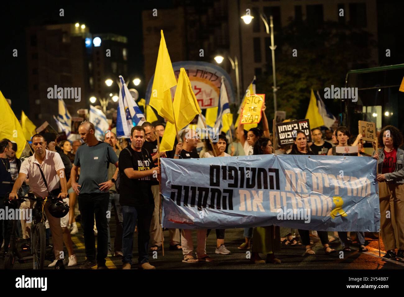 Eine Menschenmenge mit Schildern und Fahnen marschiert auf der Straße in Jerusalem zur Freilassung der Geiseln, die die Hamas am 14./9/24 festgehalten hat Stockfoto