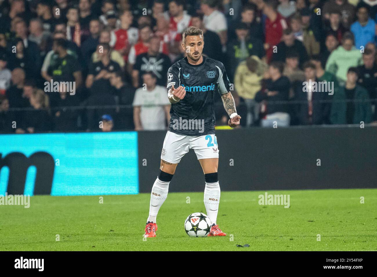 19.09.2024, Fussball: UEFA Champions League, Saison 2024/2025, Spieltag 1, Feyenoord Rotterdam - Bayer 04 Leverkusen im Stadio de Kuip in Rotterdam. Aleix Garcia (Bayer 04 Leverkusen, #24) gibt seiner Mannschaft Anweisungen. Foto: Kirchner-Media/TH Stockfoto