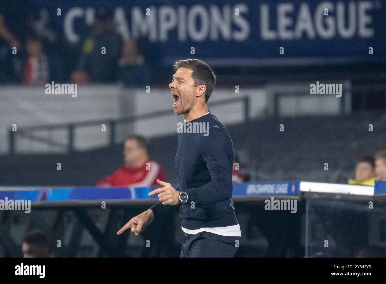 19.09.2024, Fussball: UEFA Champions League, Saison 2024/2025, Spieltag 1, Feyenoord Rotterdam - Bayer 04 Leverkusen im Stadio de Kuip in Rotterdam. Xabi Alonso (Bayer 04 Leverkusen, Trainer) wird laut an der Seitenlinie. Foto: Kirchner-Media/TH Stockfoto