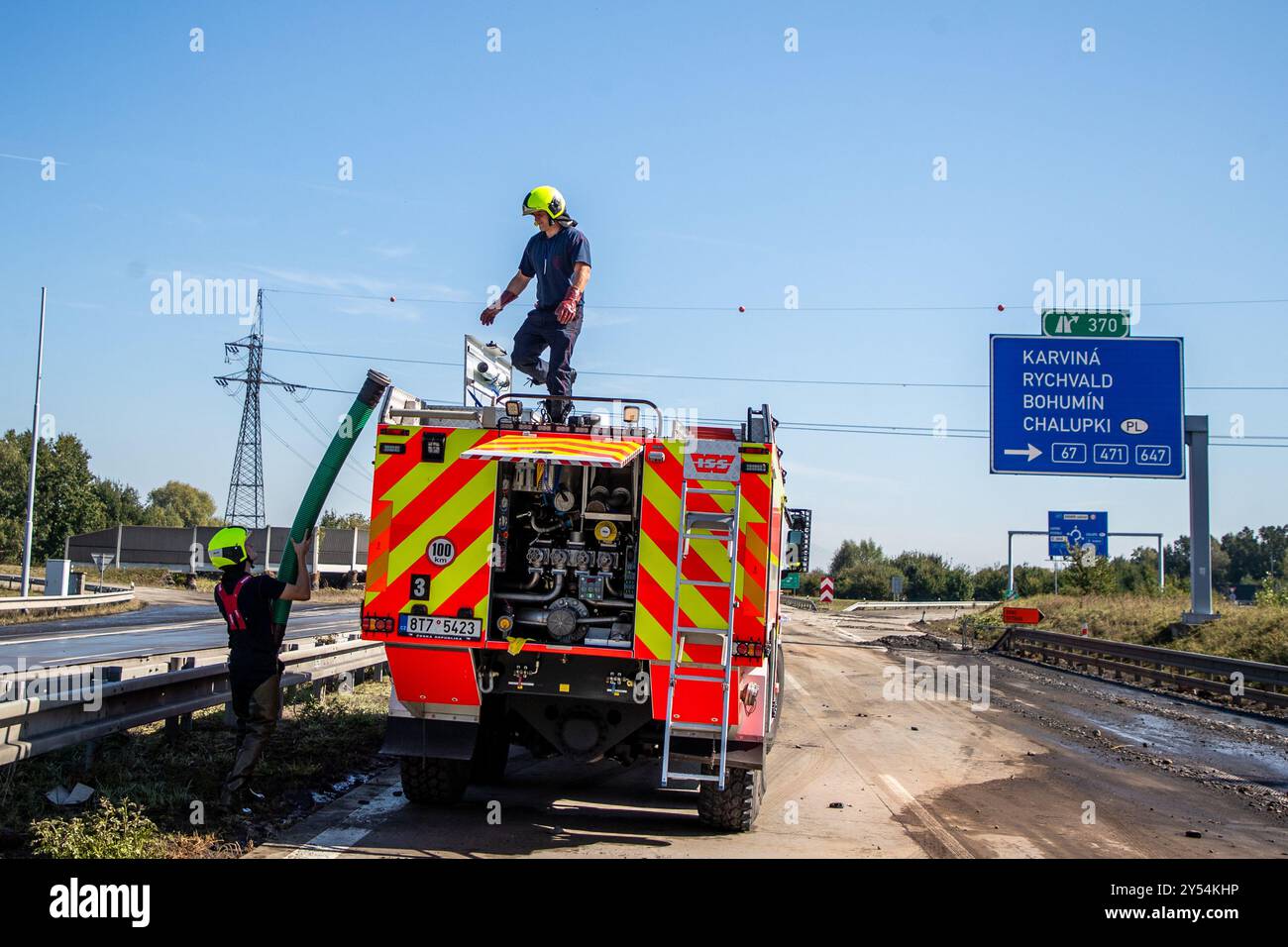 Bohumin, Tschechische Republik. September 2024. Feuerwehrleute beseitigen am 20. September 2024 Hochwasserschäden auf der stillgelegten Autobahn D1 nach Überschwemmungen in Bohumin, Tschechische Republik. Quelle: Vladimir Prycek/CTK Photo/Alamy Live News Stockfoto