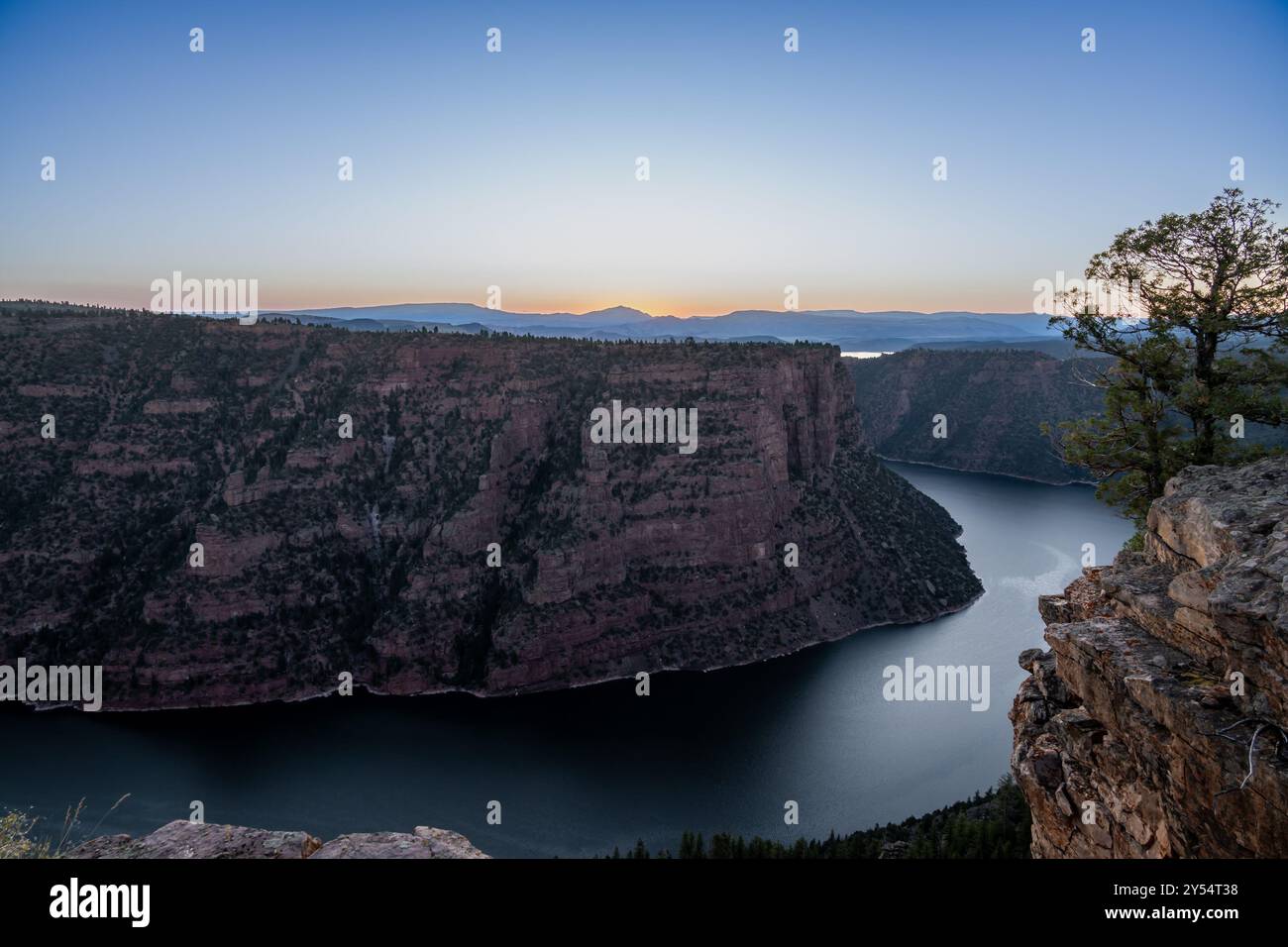 Der Sonnenaufgang bricht über dem Green River in der Flaming Gorge National Recreation Area im Ashley National Forest bei Dutch John, Utah. Stockfoto