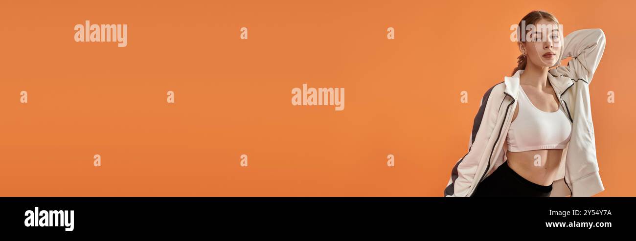 Eine entschlossene Athletin drückt ihre Leidenschaft und emotionale Stärke aus, während sie selbstbewusst posiert. Stockfoto