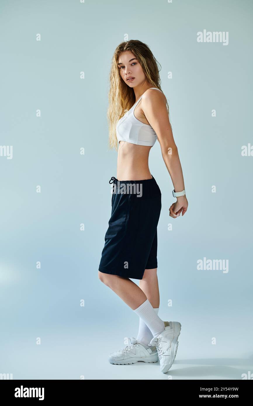 Eine atemberaubende Athletin vermittelt tiefe Emotionen und zeigt ihre Stärke und ihr Engagement im Sport. Stockfoto