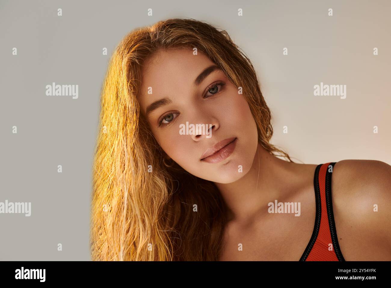 Eine talentierte Sportlerin zeigt einen kraftvollen emotionalen Moment und feiert ihre Leistungen. Stockfoto