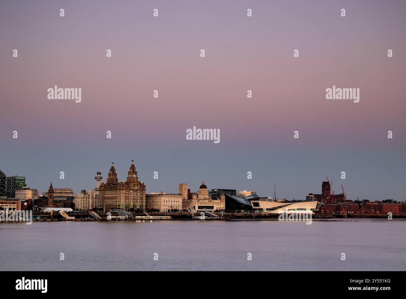 Die Skyline am Ufer von Liverpool in der Abenddämmerung, einschließlich des Liver Building, England Stockfoto