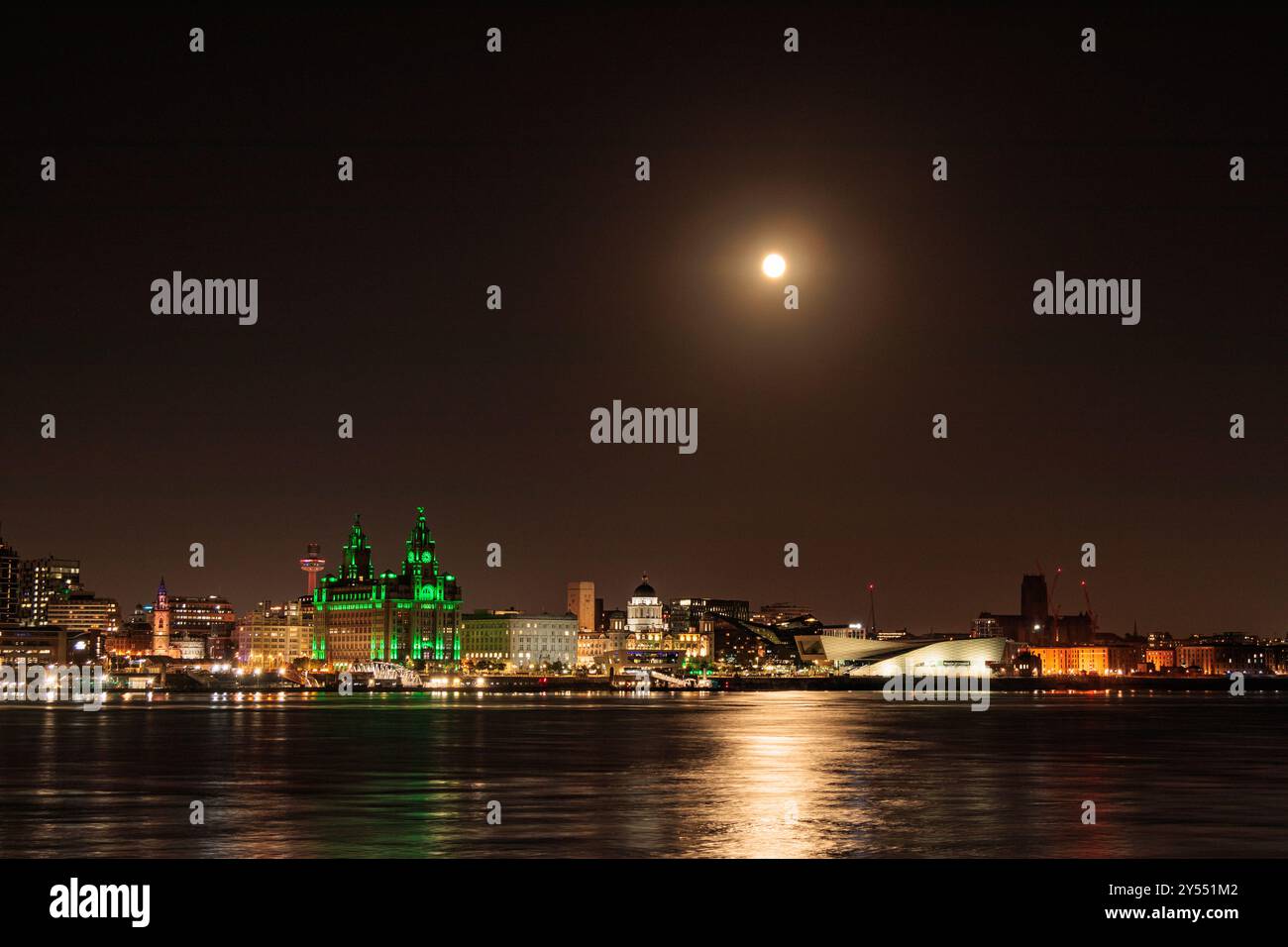 September 2024 der Supermond steigt über der Skyline von Liverpool, dem Liver Building und dem Fluss Mersey bei Nacht auf Stockfoto
