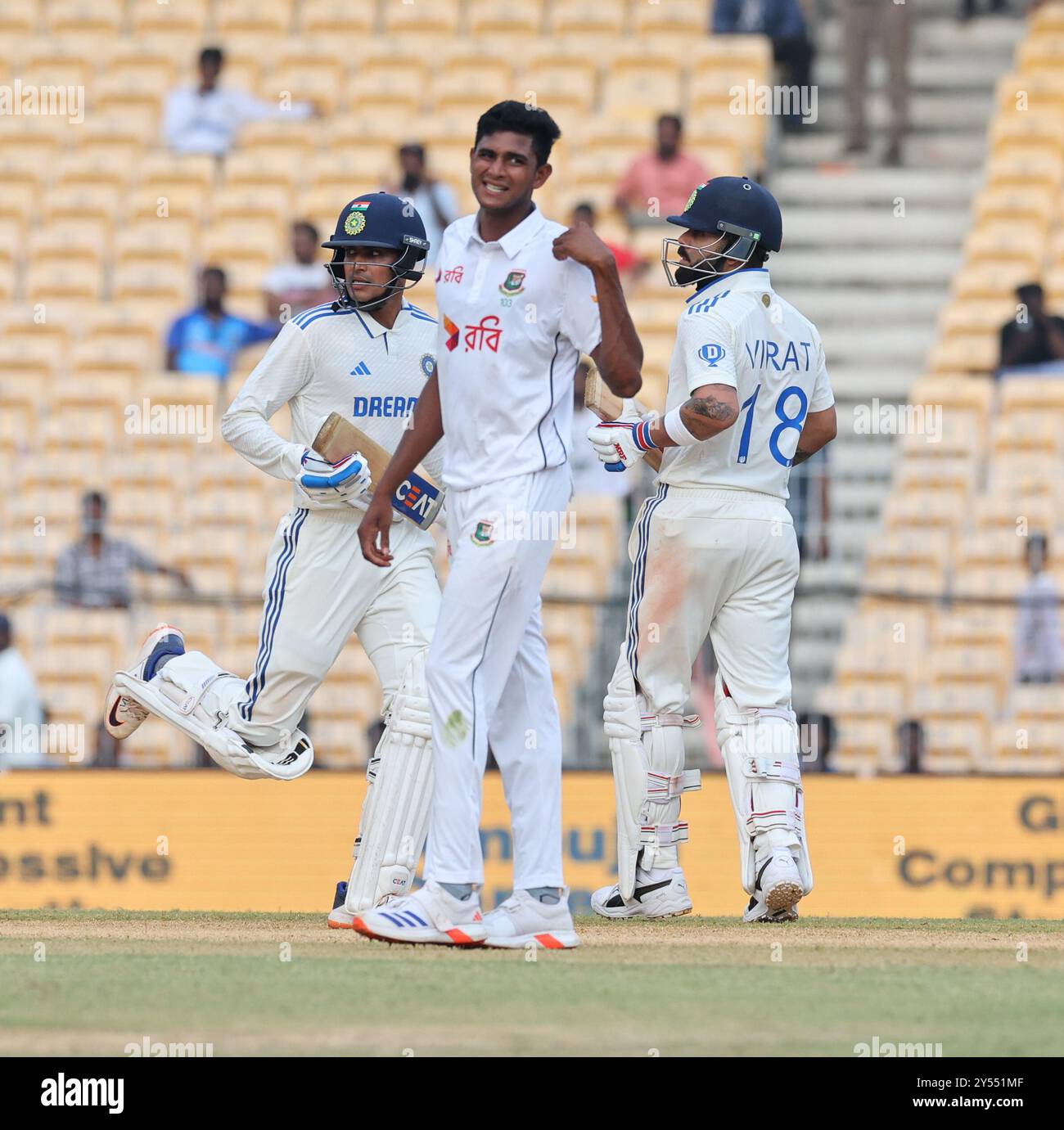 Bangladesch Tour of India 2024: 1. Test - 2. Tag Indien V Bangladesch : Indien war alle aus - 376 in 91,2 Overs Bangladesch waren für 149 (47,1 Overs) Indien führte mit 227 Runs, jetzt in den 2. Innings Indien 81-3 verloren die Wickets von Jaiswal, Rohit Sharma und Virat Kohli in Aktion Subnam Gill & Virat Kohli, die einen Lauf zwischen der Bower Nahid Rana machen Stockfoto