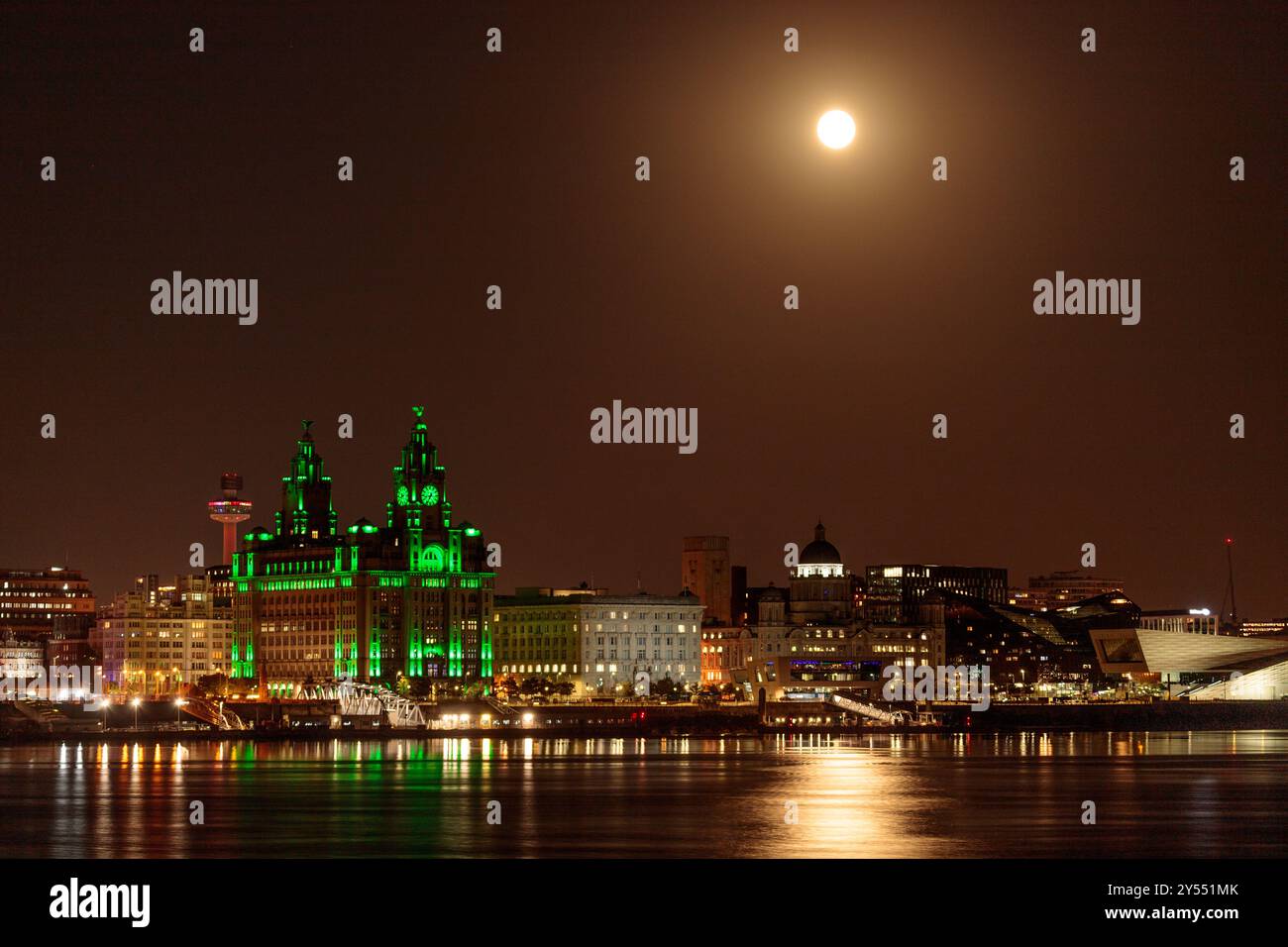 September 2024 der Supermond steigt über der Skyline von Liverpool, dem Liver Building und dem Fluss Mersey bei Nacht auf Stockfoto