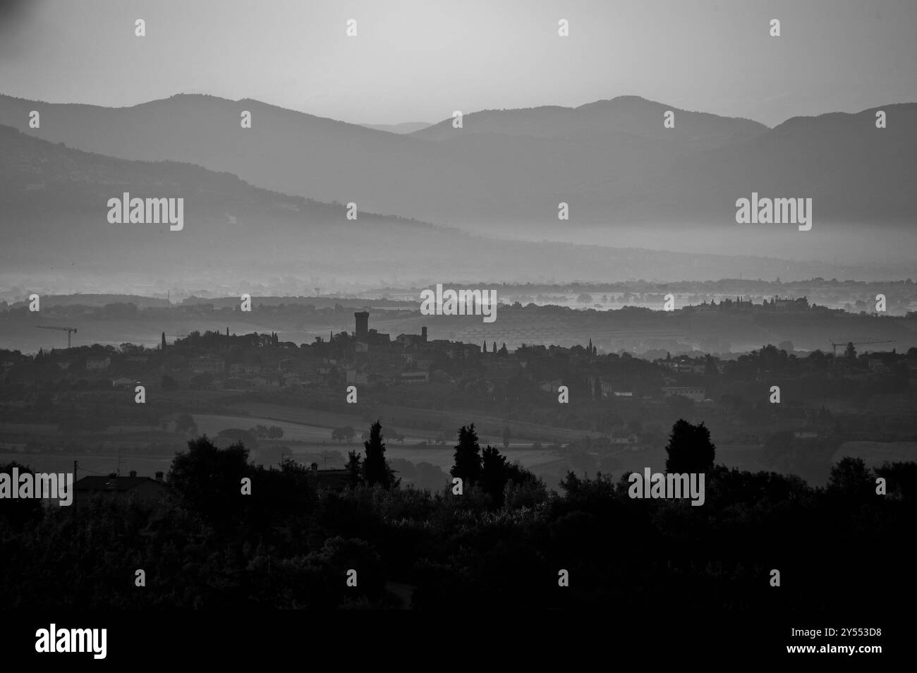Landschaft der Chianti-Region, die während des Sonnenaufgangs in Wolken gehüllt ist Stockfoto