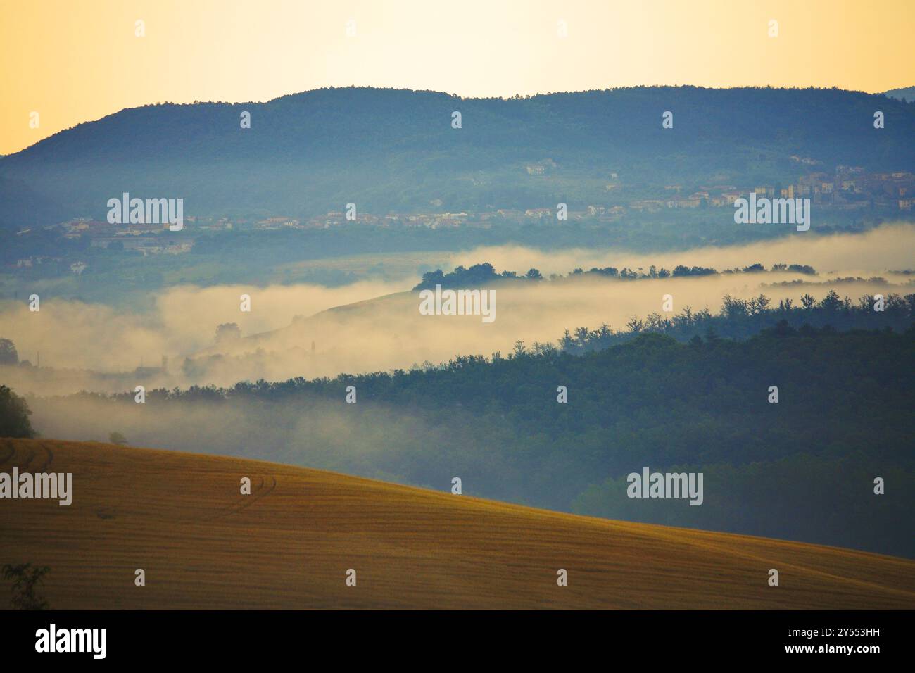 Landschaft der Chianti-Region, die während des Sonnenaufgangs in Wolken gehüllt ist Stockfoto