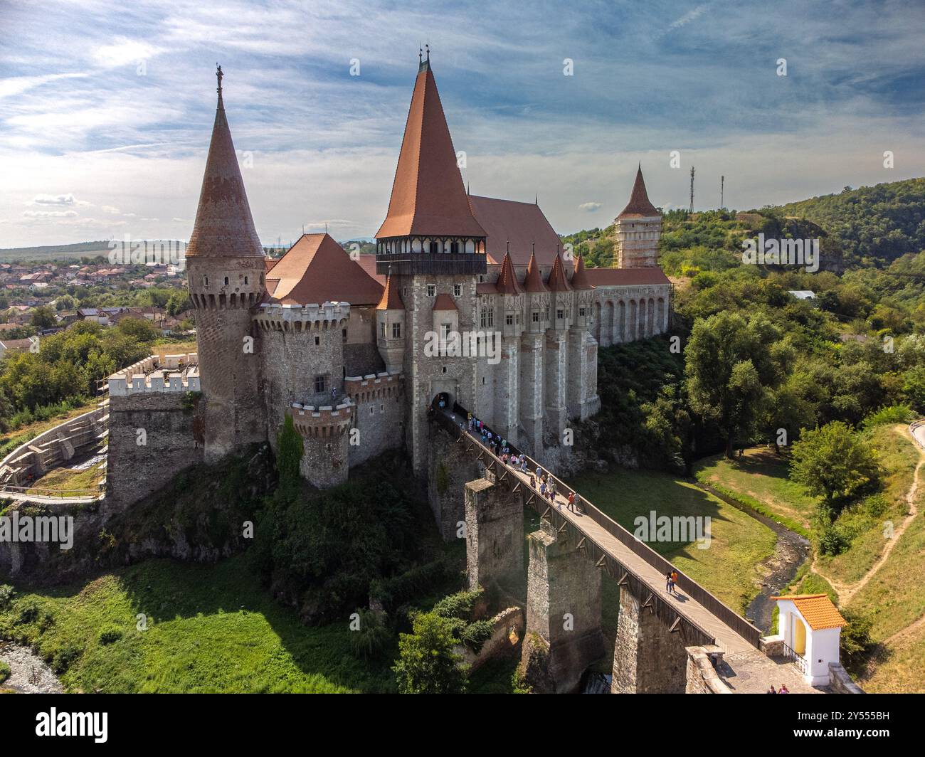 Drohnenblick auf das berühmte Schloss Hunedoara, eine mittelalterliche Festung in Rumänien Stockfoto