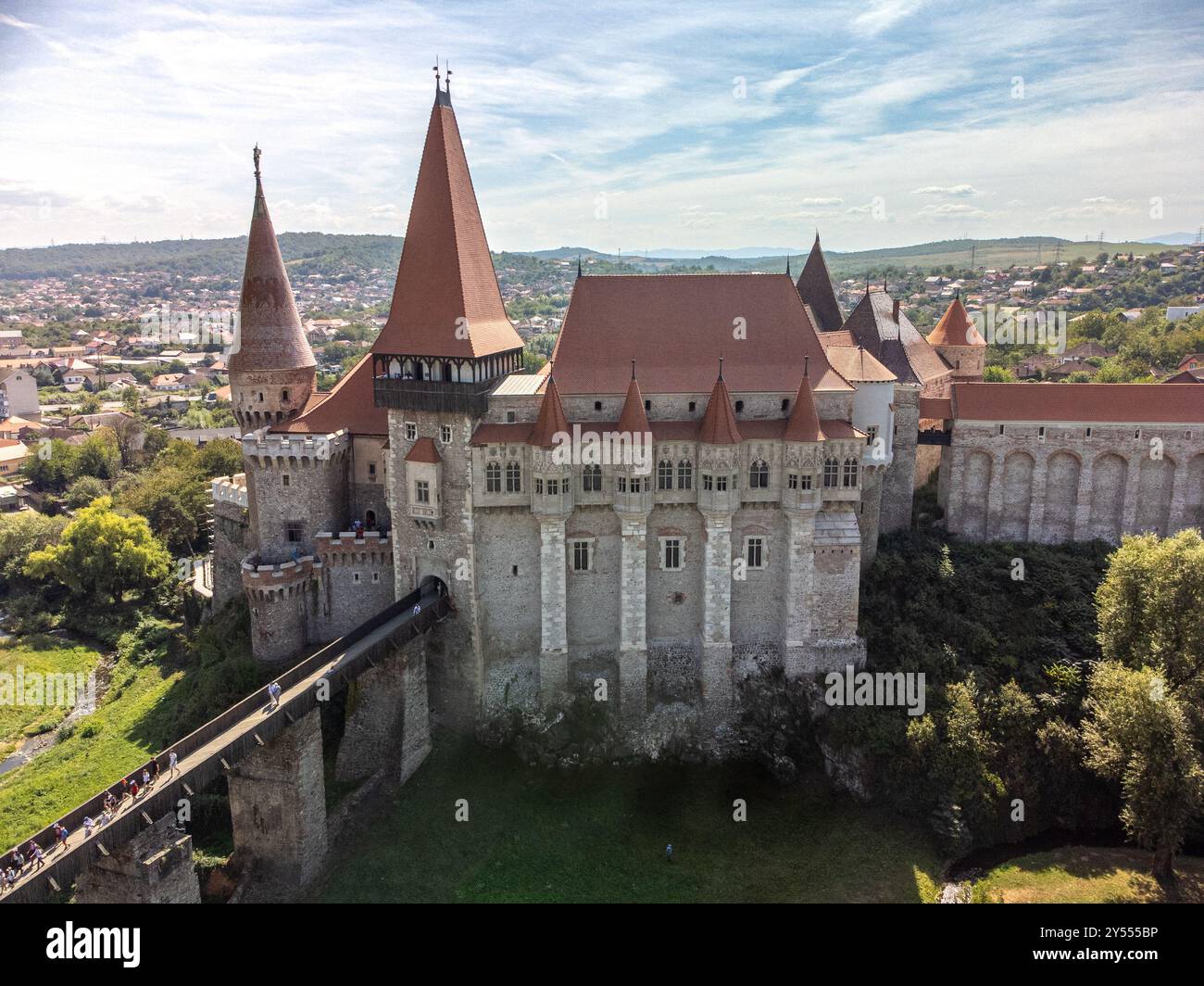 Alternative Drohnenansicht des legendären Hunedoara Castle, einer mittelalterlichen Festung in Rumänien Stockfoto