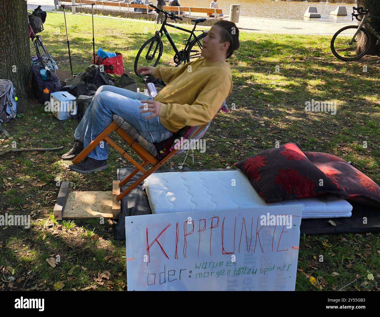 Weltweiter Klimastreik 20.09.2024, Chemnitz, Stadthallenpark, als Teil eines weltweiten Streiks haben Klimaaktivisten von Fridays for Future im Stadthallenpark in Chemnitz ein Protestcamp aufgebaut. Die Aktivisten warnen nicht nur vor den Folgen der Klimakrise. Sie wollen auch Möglichkeiten aufzeigen, was gegen den Klimawandel tun werden kann und bereits tun wird. Mit einem Stuhl kann man den Klimakipppunkt finden. Gebrauchte Kleidung tauschen und Gespräche führen. Chemnitz Sachsen BRD *** Weltweit Klimastreik 20 09 2024, Chemnitz, Stadthallenpark, als Teil eines weltweiten Streiks, Klima Stockfoto