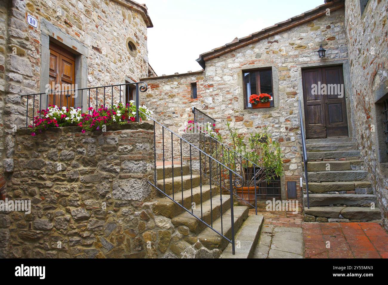 Umgeben von Wäldern, Weinbergen, Olivenhainen und Zypressen, Rocca di Castagnoli, Gaiole im Chianti, Provinz Siena, italien Stockfoto