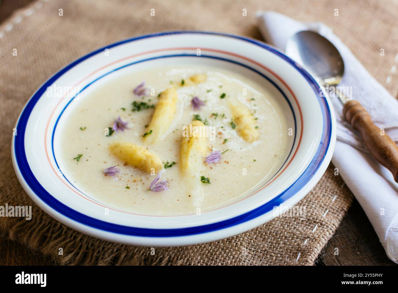 Traditionelle deutsche Spargelsuppe in einer Suppenschüssel. Stockfoto
