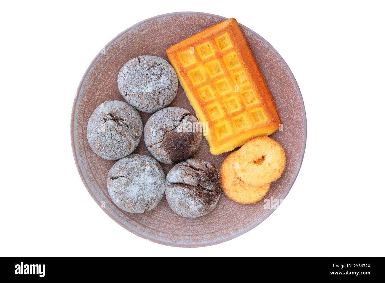 Verschiedene Kuchen und Waffeln auf Keramikplatte. Isolieren auf weißem Hintergrund. Goldener romantischer Keks. Stockfoto