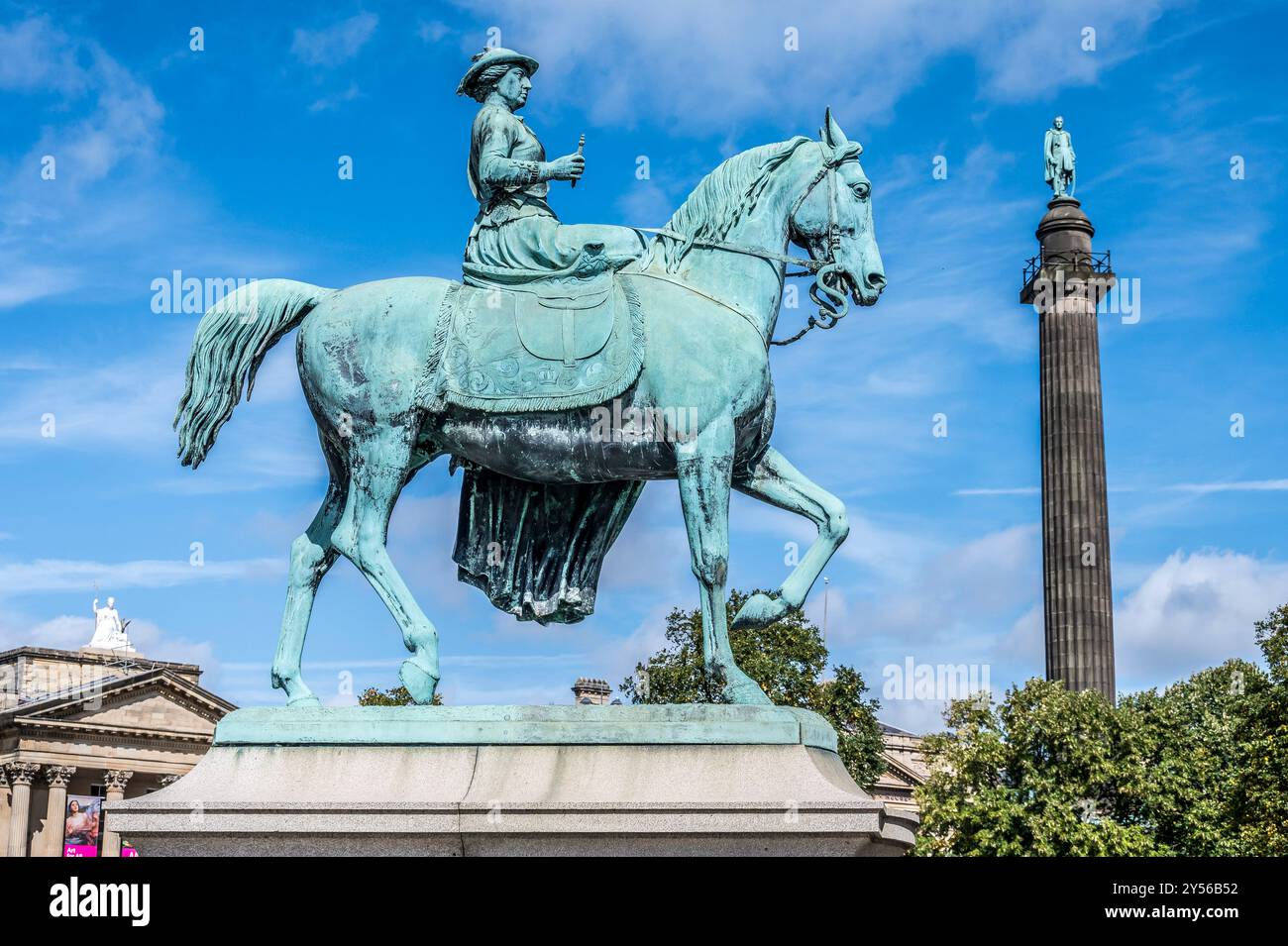 Diese Straßenszene in der St. George's Hall ist Königin Victoria gewidmet, während sie die Wellington Memorial Column überblickt Stockfoto