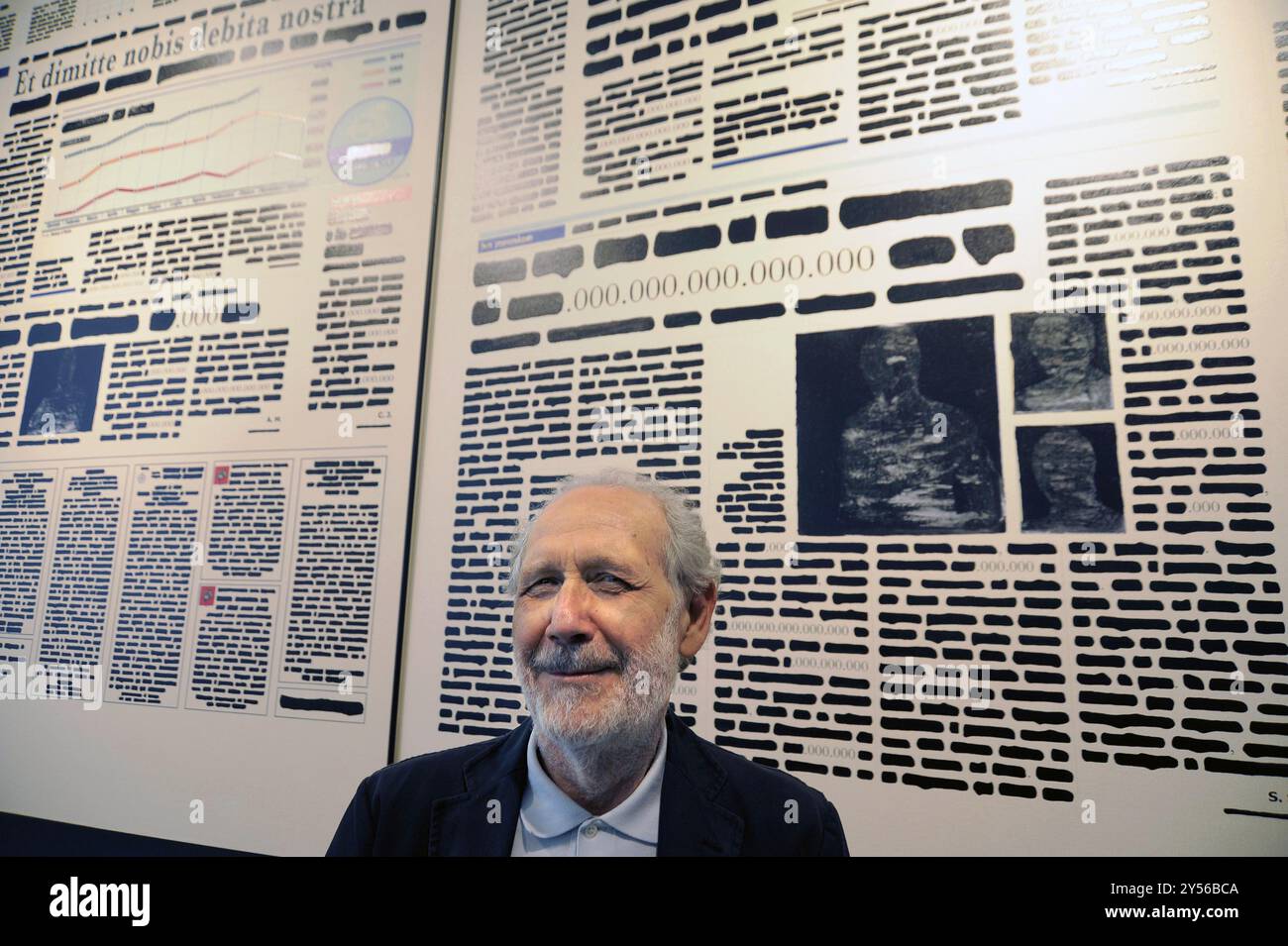 Der italienische Künstler Emilio Isgrò, bekannt für die künstlerische Sprache der „Erasure“. Vor seiner Arbeit - Erlass der Staatsschulden - gespendet an die Bocconi Universität Mailand - L'artista italiano Emilio Isgrò, noto per il linguaggio artistico della 'cancellatura'. Davanti alla sua Opera - cancellazione del debito pubblico - donata all'Università Bocconi di Milano Stockfoto