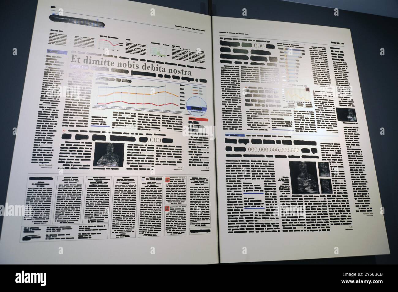 - L'Opera - cancellazione del debito pubblico - dell'artista Emilio Isgro , donata all'Università Bocconi di Milano - das Werk - der Schuldenerlass - des Künstlers Emilio Isgrò , das der Universität Bocconi in Mailand übergeben wurde Stockfoto