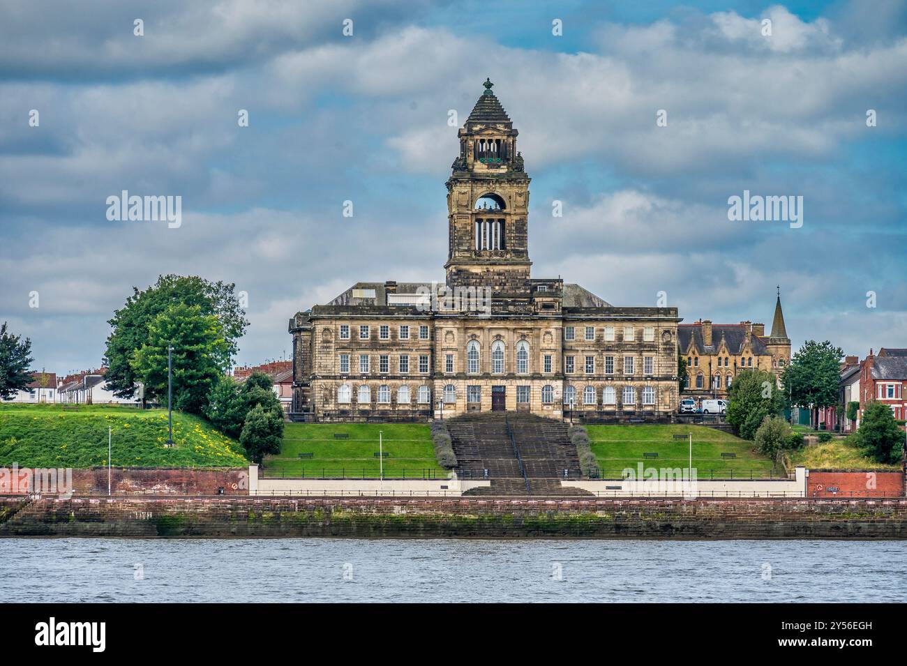 Dieses farbenfrohe Bild, das von der Fähre auf dem Fluss Mersey aufgenommen wurde, zeigt das herrliche Rathaus von Wallasey. Stockfoto