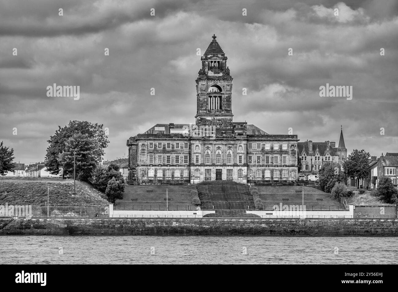 Dieses farbenfrohe Bild, das von der Fähre auf dem Fluss Mersey aufgenommen wurde, zeigt das herrliche Rathaus von Wallasey. Stockfoto