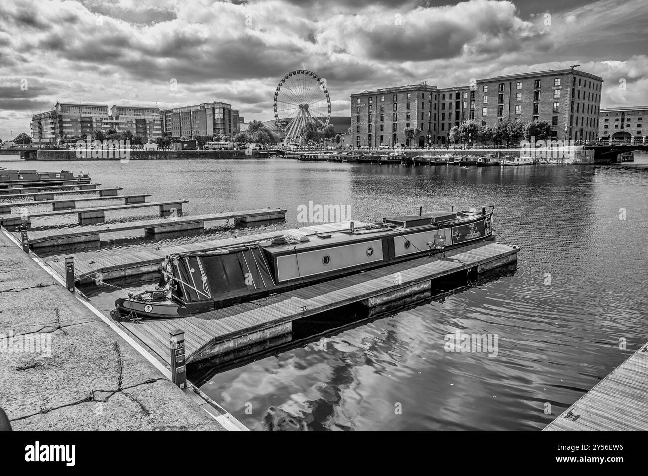 Dieses farbenfrohe Straßenbild in Liverpool rund um das berühmte Albert Dock, benannt nach Queen Victorias Gemahlin Prinz Albert Stockfoto