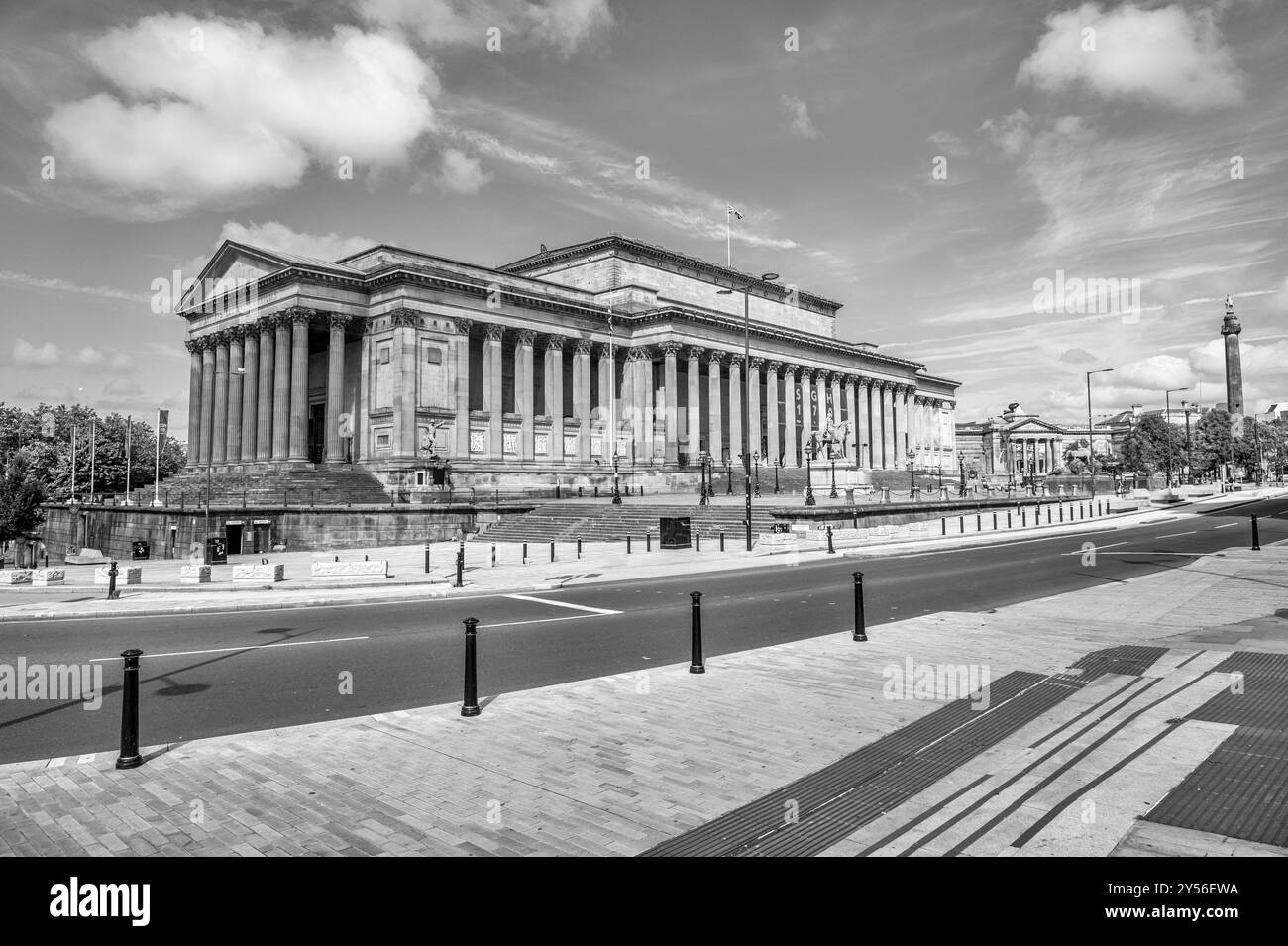 Dieses Straßenbild zeigt die St. George's Hall, eines der renommiertesten Gebäude in Liverpools. Erbaut in den 1850er Jahren und eröffnet 1854. Stockfoto