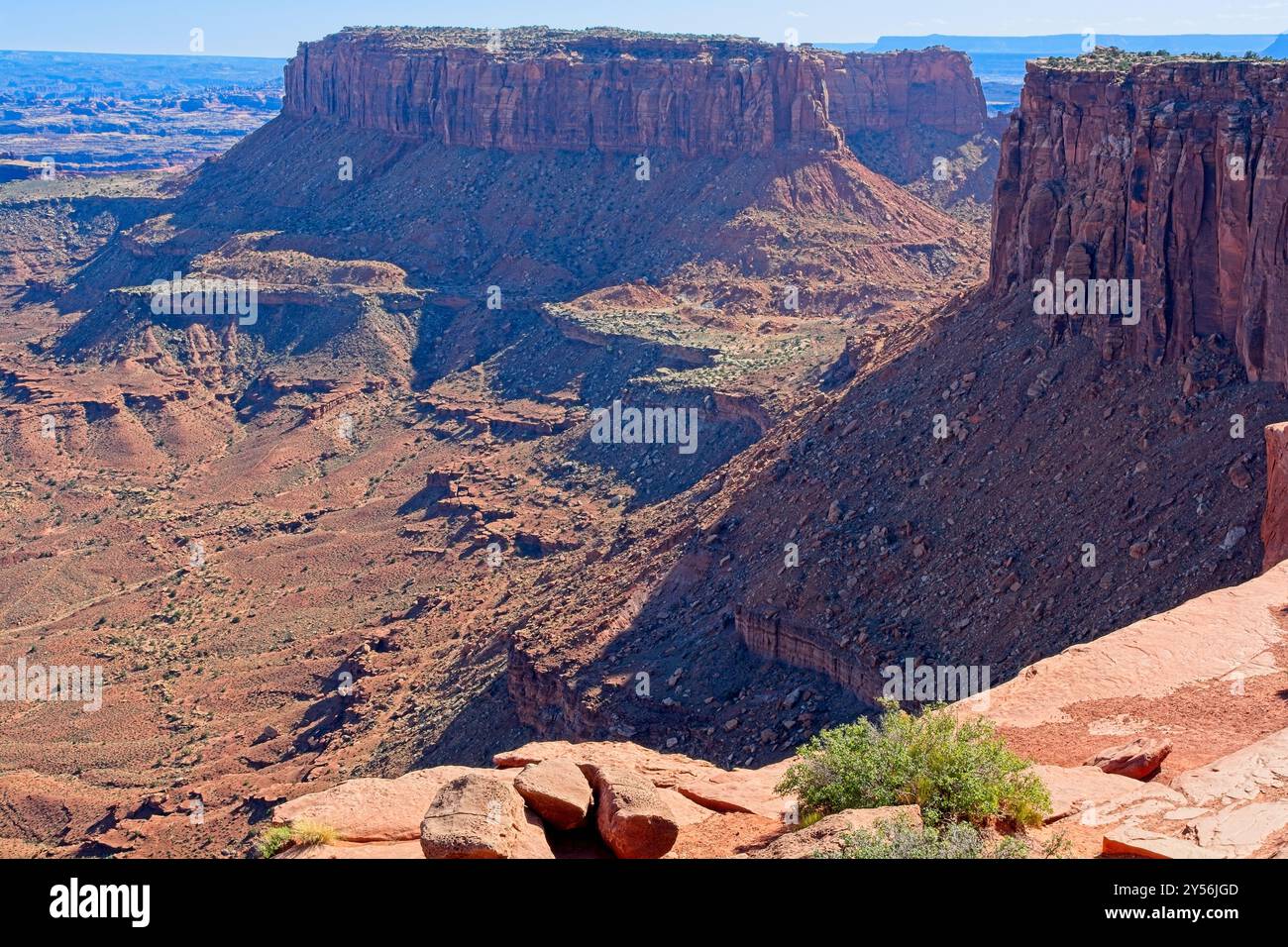 Ein großartiger Aussichtspunkt auf erodierende Klippen und Hügel des Canyonlands National Park Stockfoto