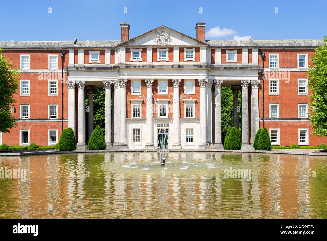 Privatwohnungen in Peninsula Barracks Garden mit Ornamental Lake Peninsula Square Winchester Hampshire England Großbritannien GB Europa Stockfoto