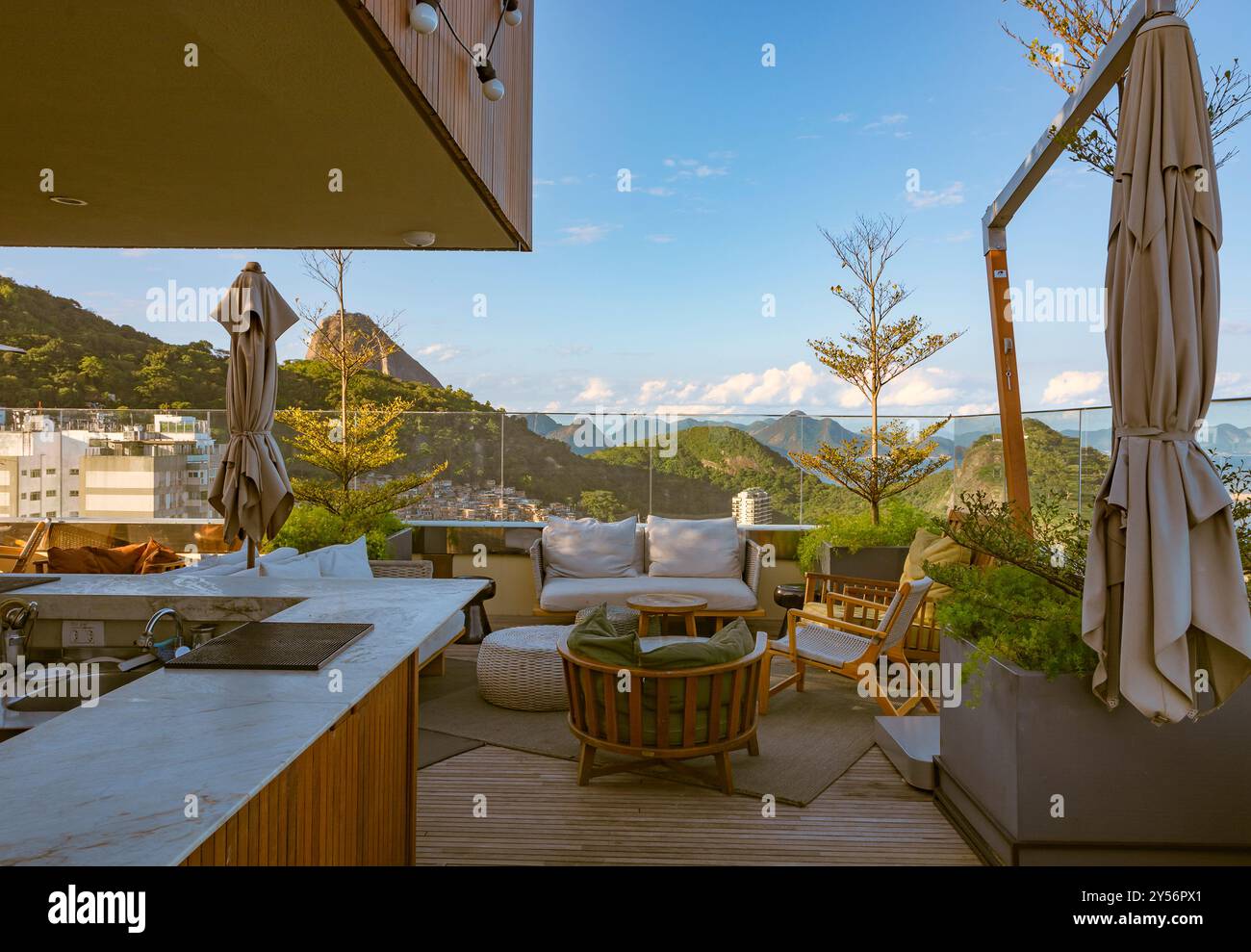 Rio de Janeiro, Brasilien. Hilton Copacabana Hotel. Bar-Terrasse und Restaurant auf dem Dach des Gebäudes mit Blick auf Sugarloaf und andere Umgebung. Stockfoto