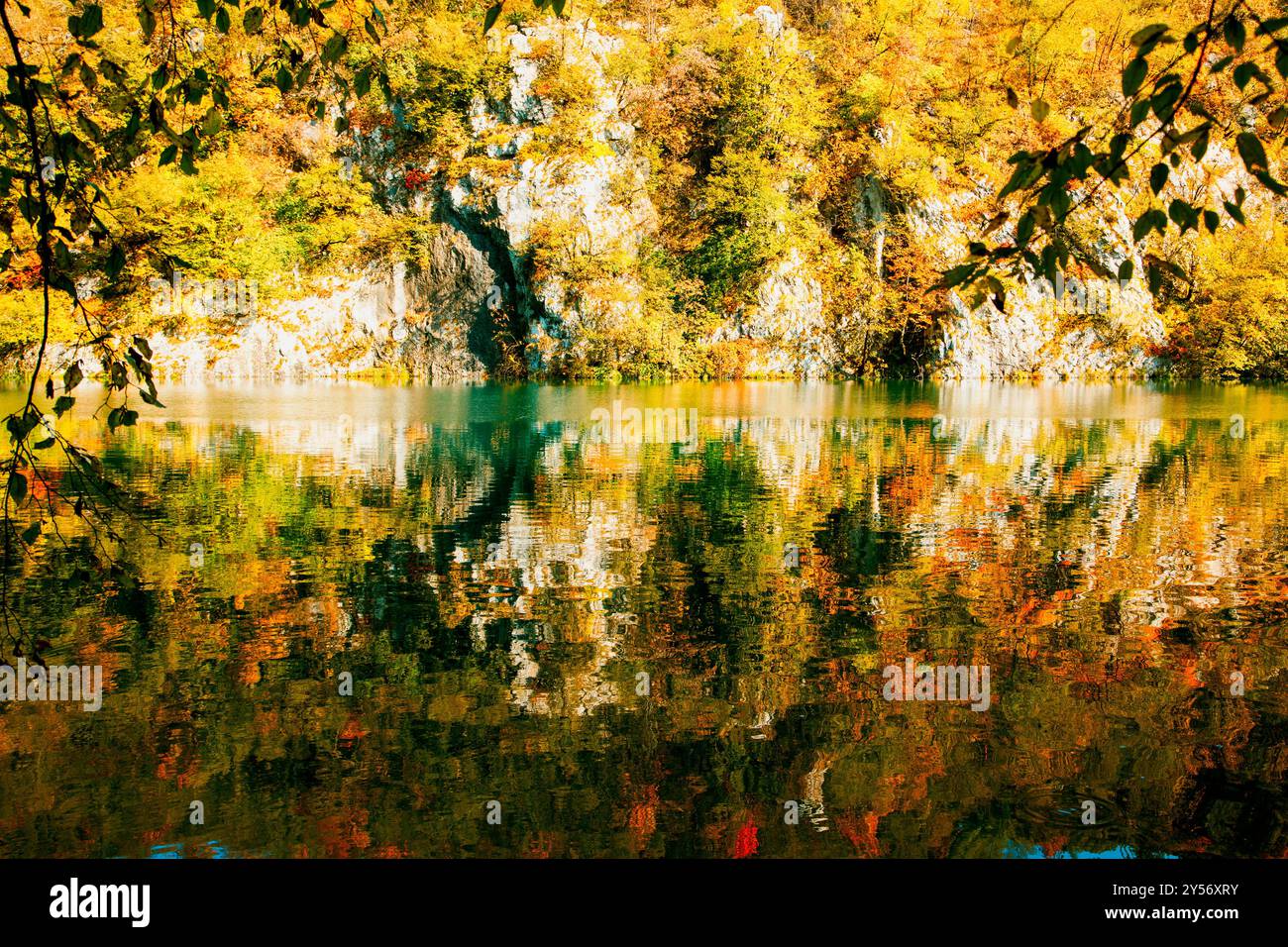 Wunderschöne Herbstlandschaft mit lebendigem Laub, das sich auf einem ruhigen See spiegelt und das Wesen der Herbstfarben und der friedlichen Natur in einem Atemzug einfängt Stockfoto