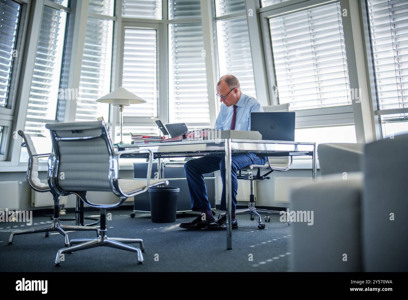Berlin, Deutschland. September 2024. Friedrich Merz, CDU-Bundesvorsitzender, CDU/CSU-Fraktionsvorsitzender im Bundestag und ernannter Spitzenkandidat der CDU/CSU für die Bundestagswahl, fotografiert während einer Porträtsitzung im Konrad-Adenauer-Haus, dem Bundessitz der CDU. Quelle: Michael Kappeler/dpa/Alamy Live News Stockfoto