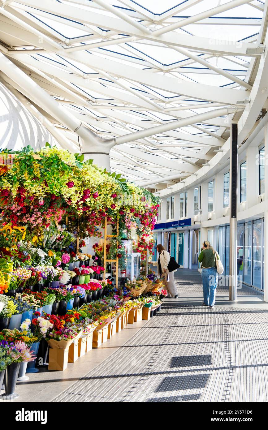 Blumenstand und Innenraum des renovierten Kings Craoss Bahnhofs, Nord-London, England Stockfoto